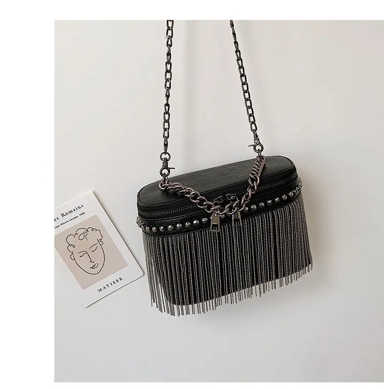 حقيبة سوداء مزينة بالشراشيب