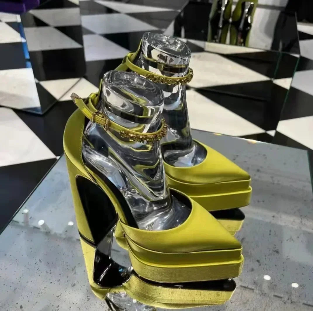 أحذية بكعب عالٍ أنيقة