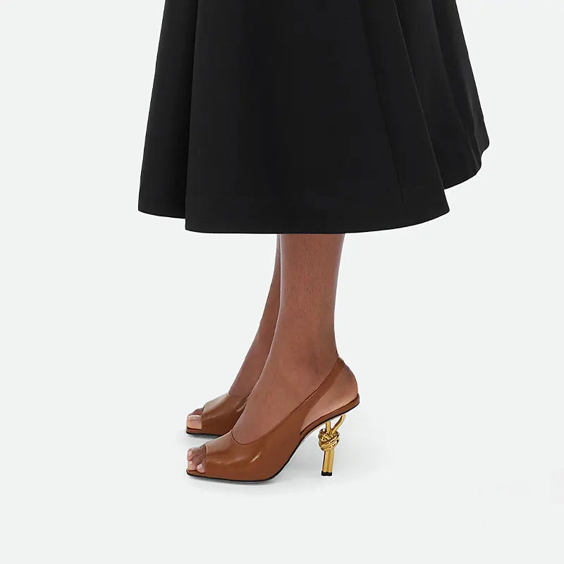 صندل أنيق مفتوح من الأمام مع عقدة على الكعب